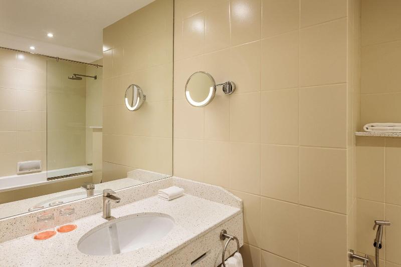 اتاق اجرایی با تخت بزرگ, Majestic Cove