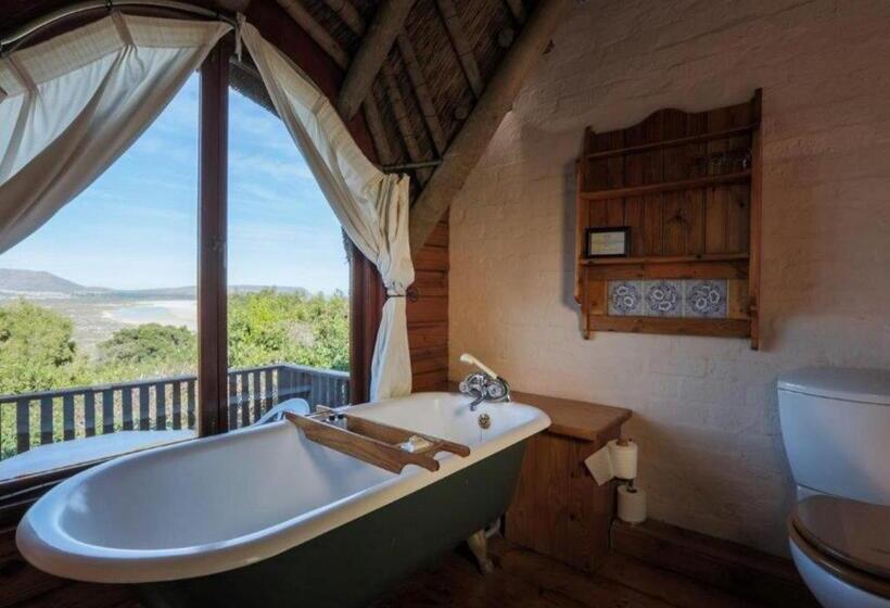 غرفة قياسية مطلّة علي البحر مزوَّدة بشُرفة, Monkey Valley Resort