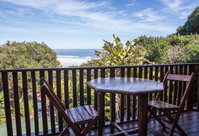 غرفة قياسية مطلّة علي البحر مزوَّدة بشُرفة, Monkey Valley Resort