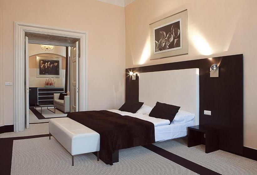 جناح جونيور, Old Town Square Residence By Emblem