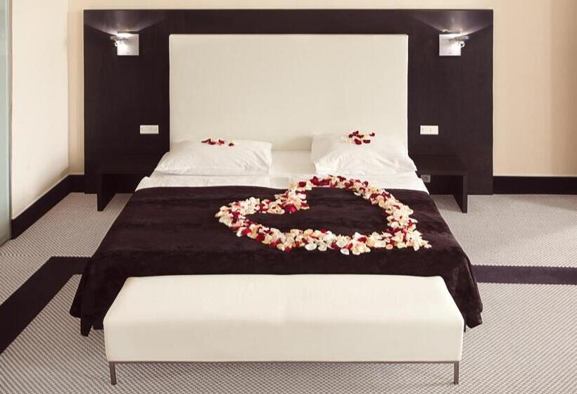 جناح جونيور, Old Town Square Residence By Emblem