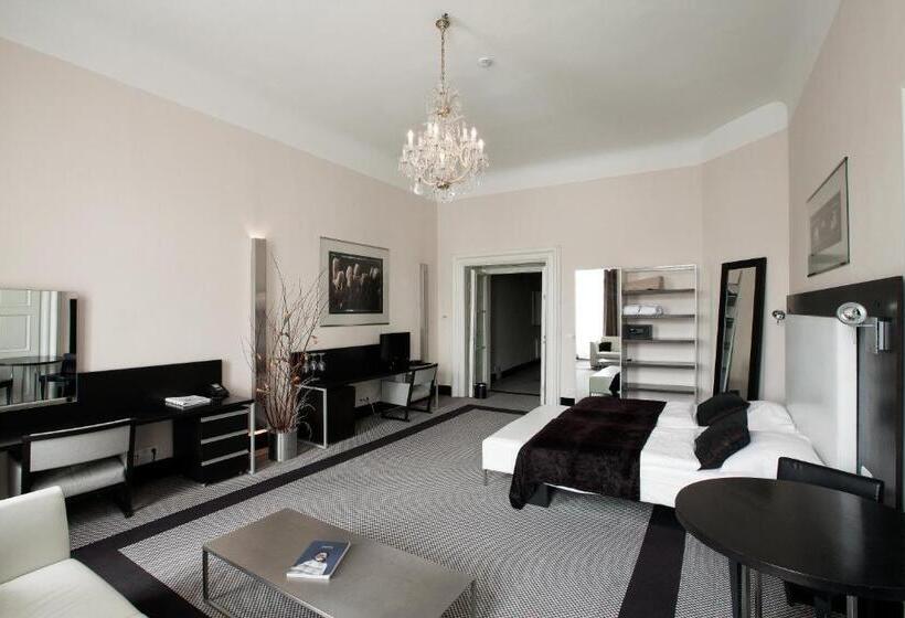 جناح جونيور, Old Town Square Residence By Emblem