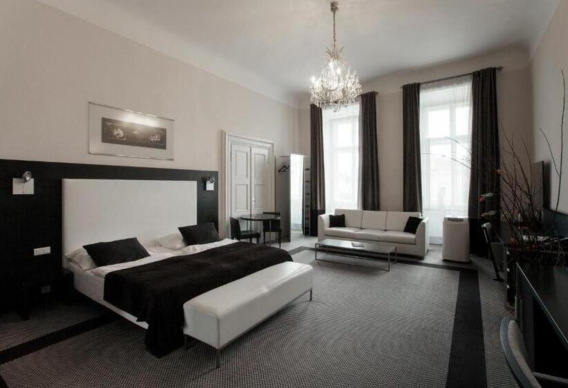 جناح جونيور, Old Town Square Residence By Emblem