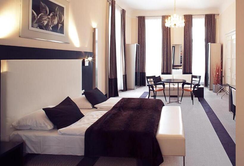 غرفة عائلية, Old Town Square Residence By Emblem