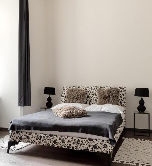 إستوديو ديلوكس, Old Town Square Residence By Emblem