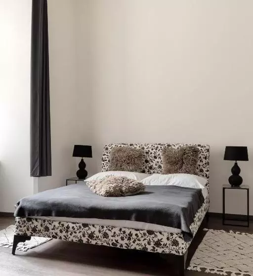 استودیوی لوکس, Old Town Square Residence By Emblem