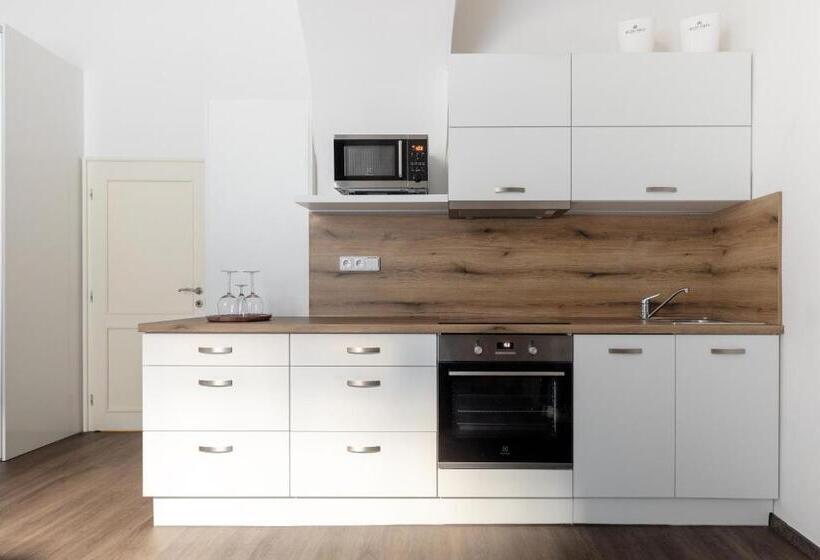 إستوديو ديلوكس, Old Town Square Residence By Emblem