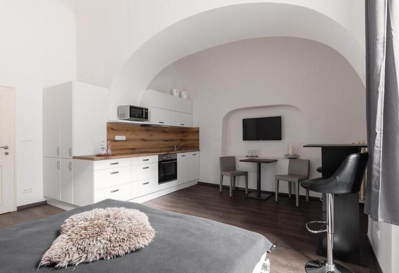 إستوديو ديلوكس, Old Town Square Residence By Emblem