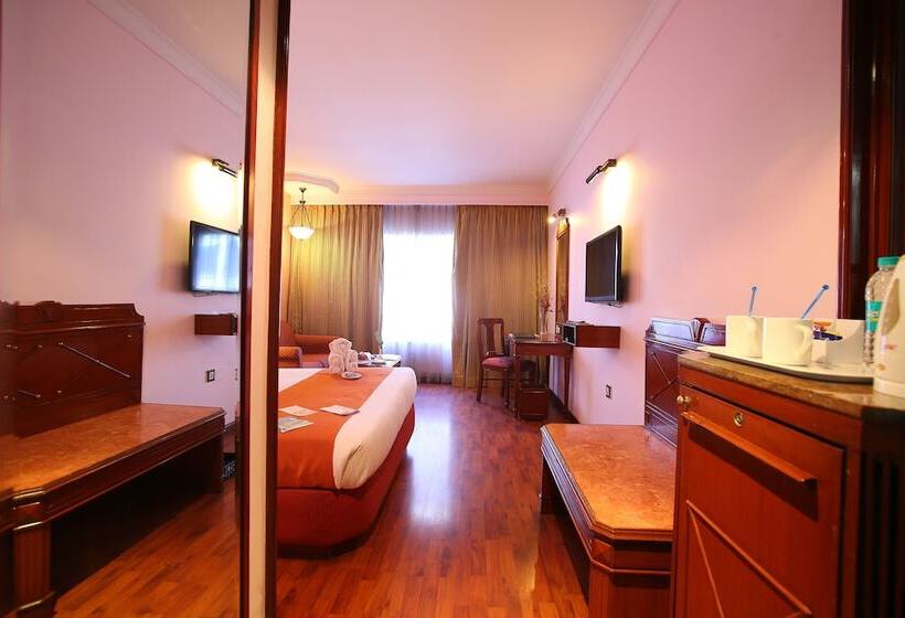 디럭스 룸, The Chancery