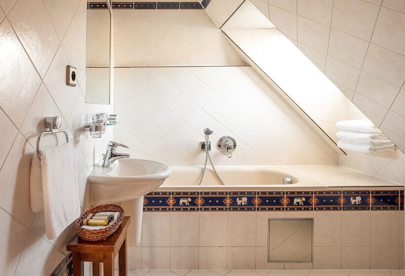 اتاق استاندارد یک نفره, U Prince Prague By Bhg