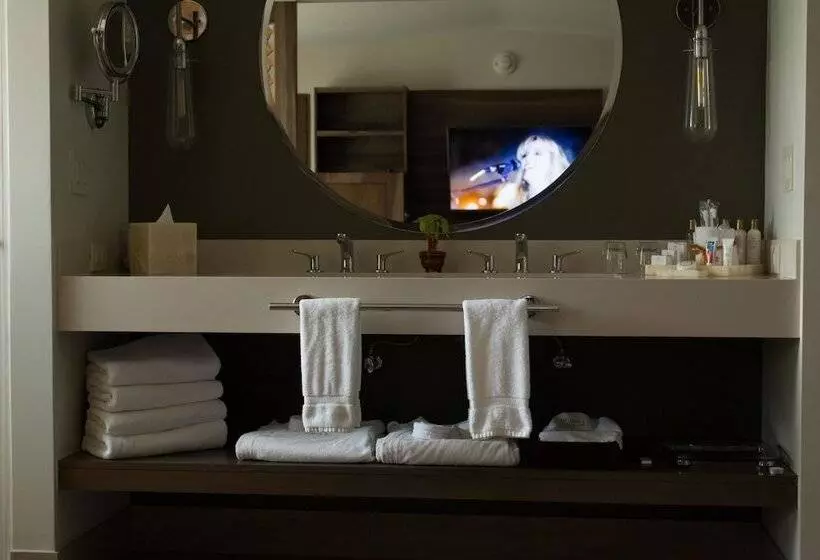 بانگلوی استاندارد, Secrets Papagayo All Inclusive   Adults Only