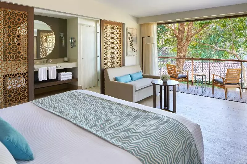 بانگلوی استاندارد, Secrets Papagayo All Inclusive   Adults Only