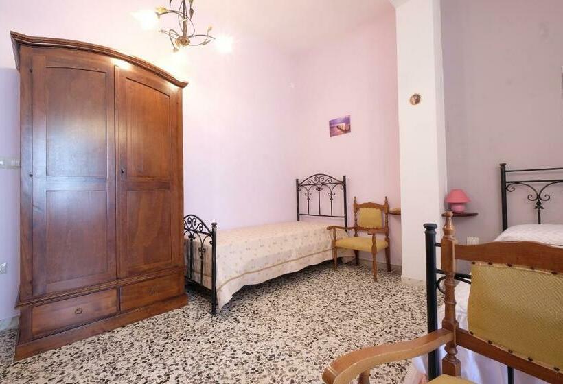 Balkonlu 4 kişilik Standart Oda, Corte Coronisio B&b