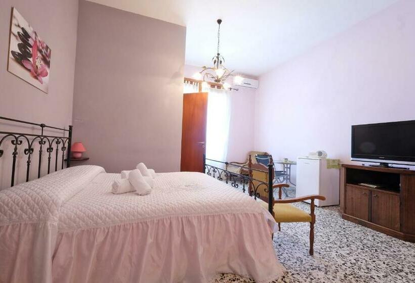 Balkonlu 4 kişilik Standart Oda, Corte Coronisio B&b