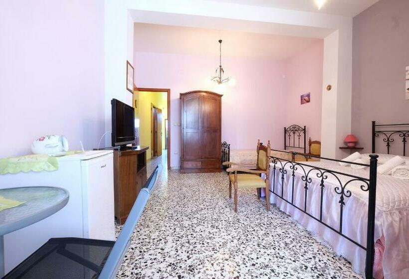 Четырехместный Номер Стандарт с Балконом, Corte Coronisio B&b