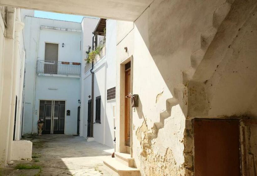 Четырехместный Номер Стандарт с Балконом, Corte Coronisio B&b