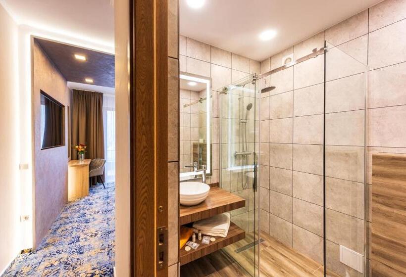 סוויטת ג'וניור, Tusnad