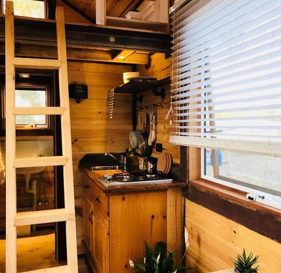 בית, חדר שינה 1, Hilltop Tiny House By Tiny Away