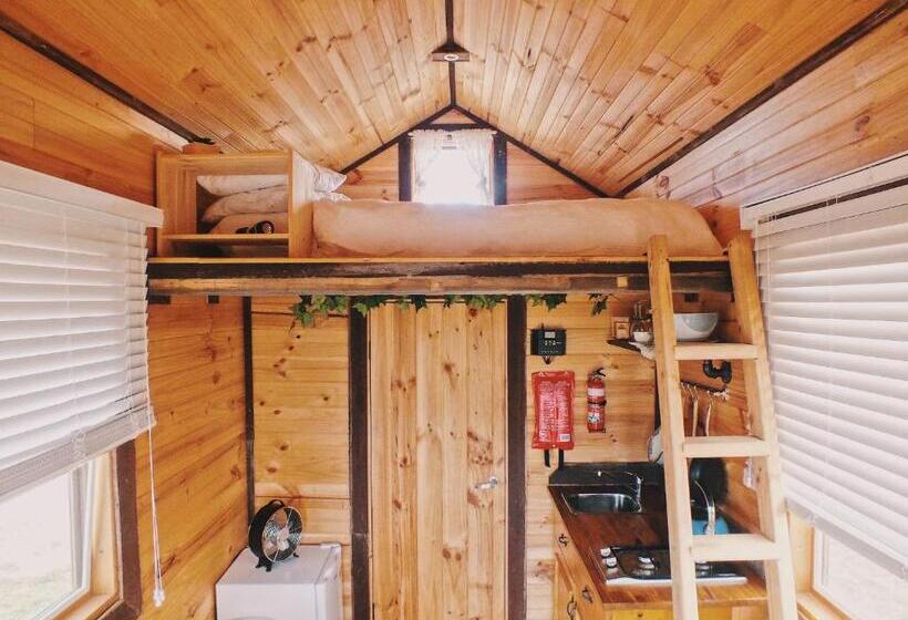 בית, חדר שינה 1, Hilltop Tiny House By Tiny Away