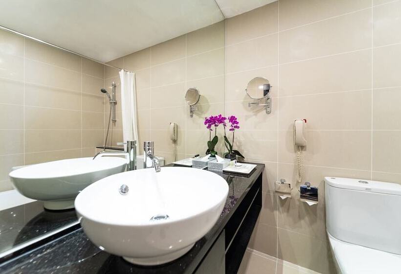 اتاق اجرایی, Royal Queens