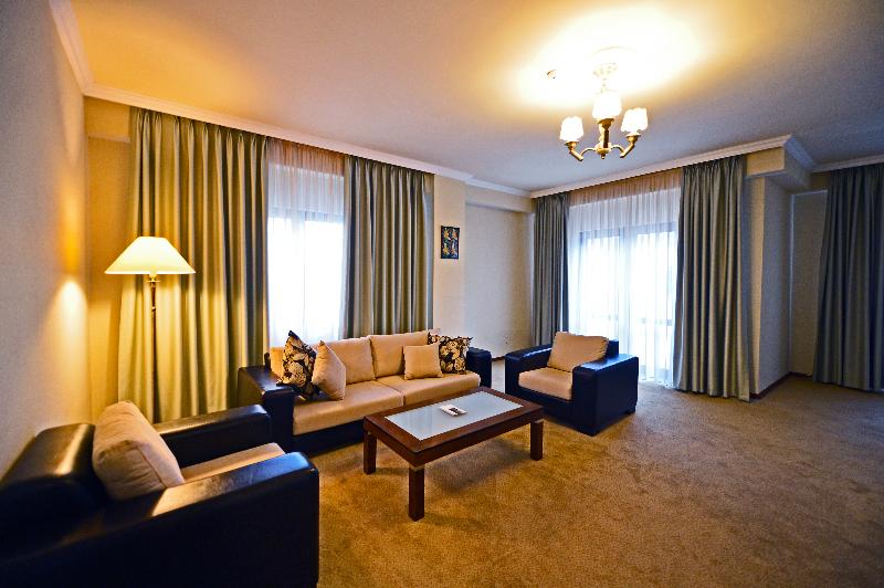 اتاق خانوادگی, Royal Queens