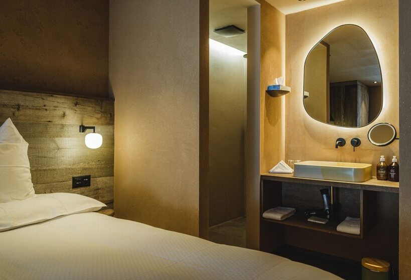 可观山景的小型套房, The Rex