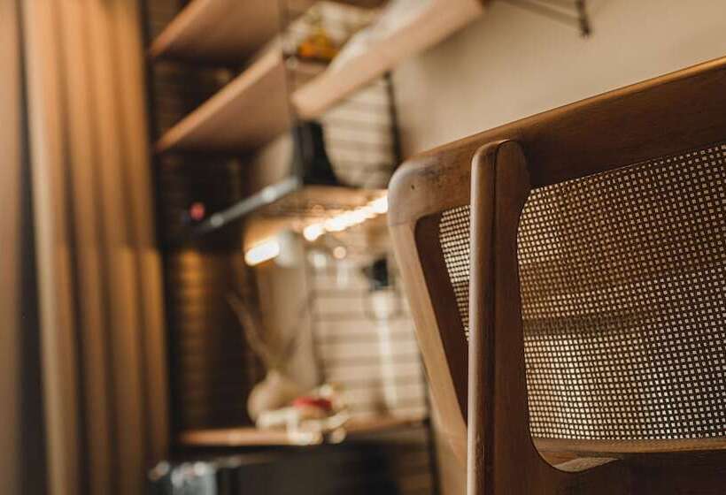 可观山景的小型套房, The Rex