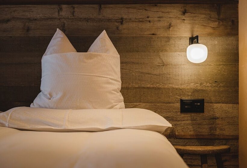 可观山景的小型套房, The Rex