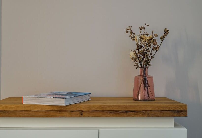 标准单人间, The Rex