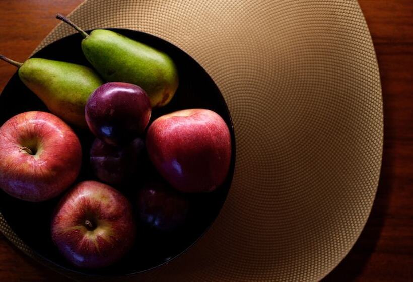 豪华套房, The Rex