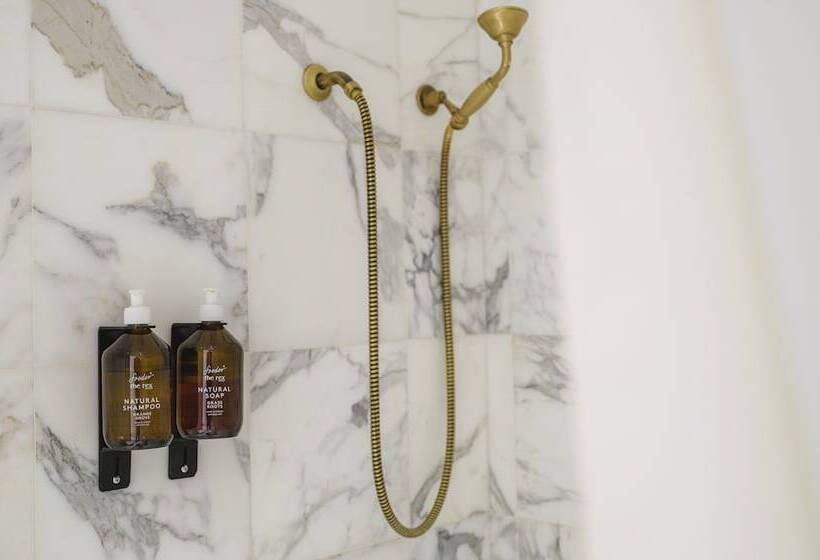 豪华套房, The Rex