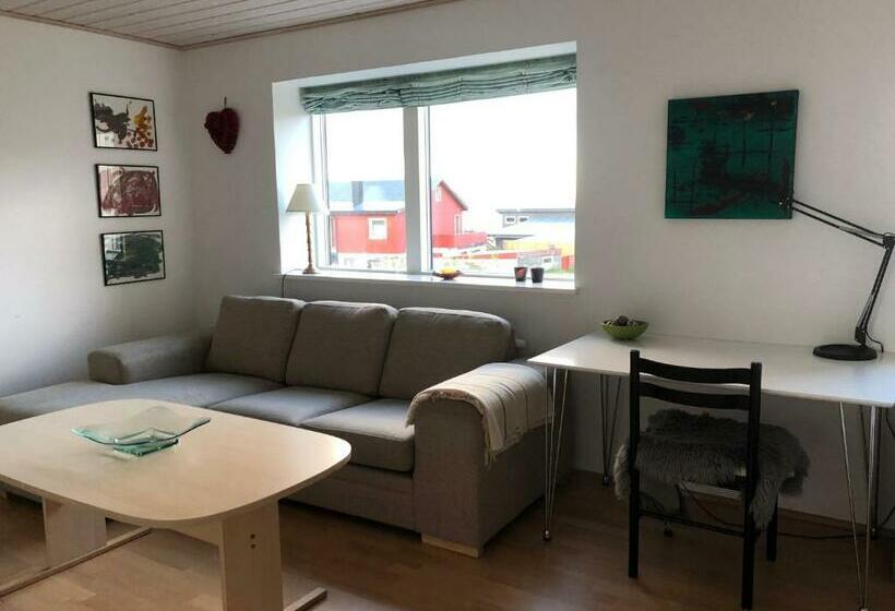 اتاق لوکس با چشم‌انداز دریا, Light & Spacious Home