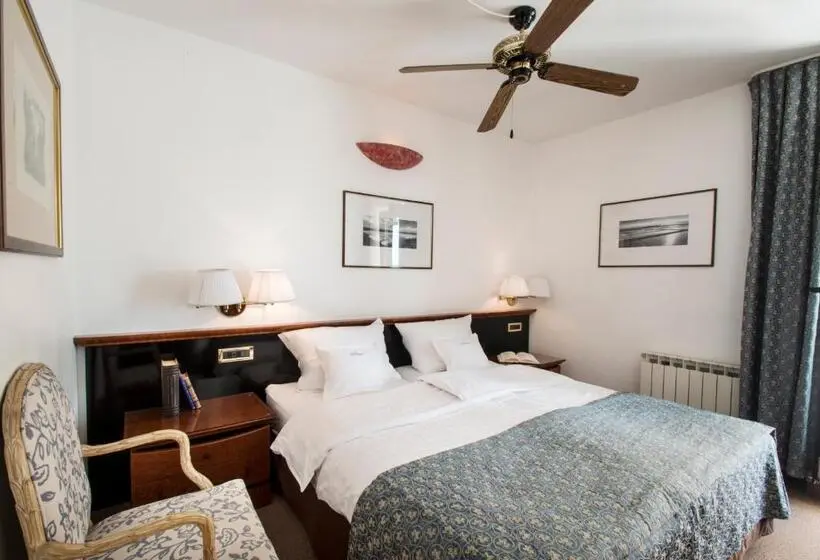 اتاق استاندارد با بالکن و چشم‌انداز دریا, Villa Bellevue Portoroz Portorose