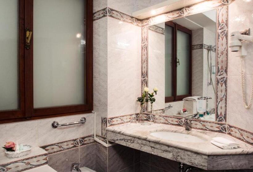 اتاق استاندارد با بالکن و چشم‌انداز دریا, Villa Bellevue Portoroz Portorose