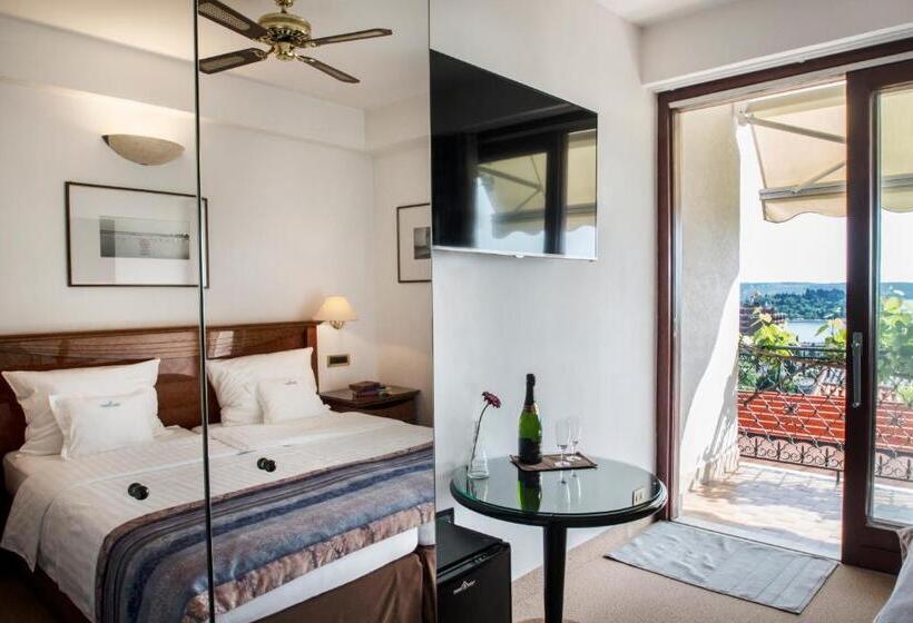 اتاق استاندارد با بالکن و چشم‌انداز دریا, Villa Bellevue Portoroz Portorose
