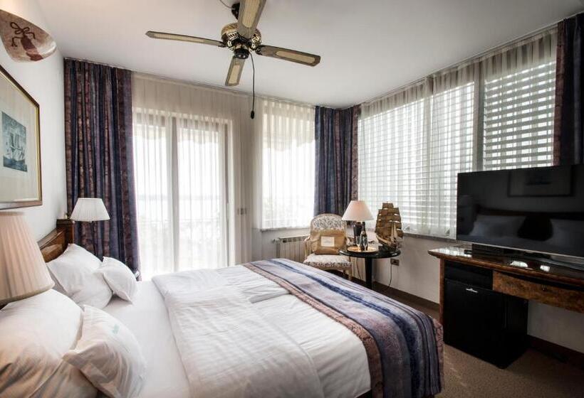 اتاق استاندارد با بالکن و چشمانداز دریا, Villa Bellevue Portoroz Portorose