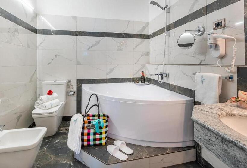 اتاق سه نفره سوپریور با چشمانداز دریا, Villa Bellevue Portoroz Portorose