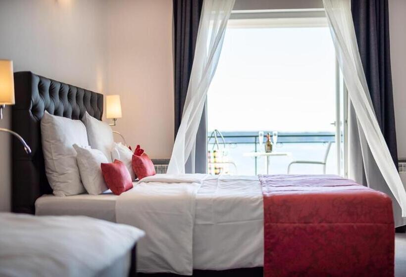 اتاق سه نفره سوپریور با چشمانداز دریا, Villa Bellevue Portoroz Portorose