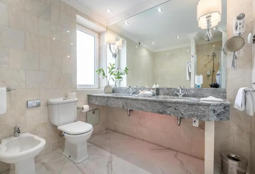 اتاق لوکس با بالکن و چشم‌انداز دریا, Villa Bellevue Portoroz Portorose