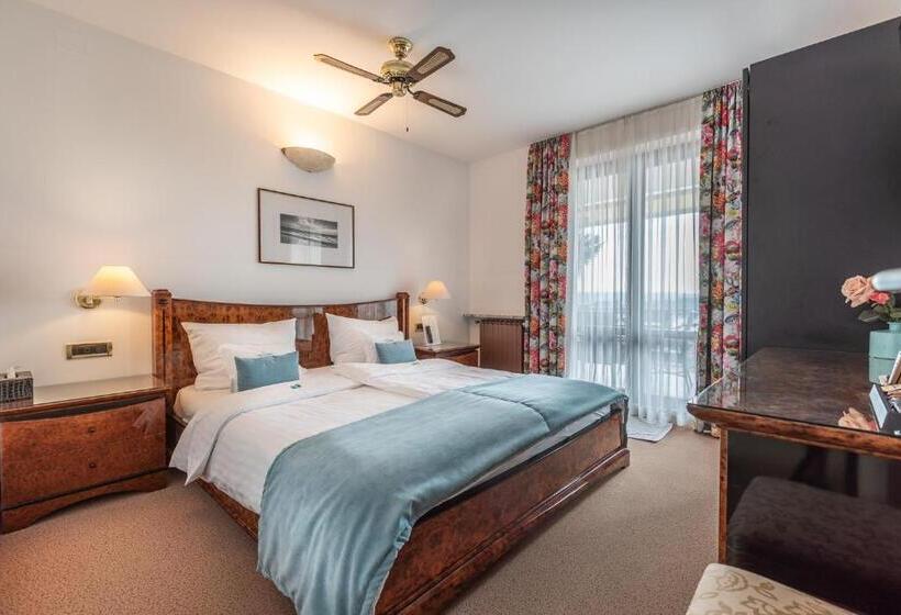 اتاق لوکس با بالکن و چشمانداز دریا, Villa Bellevue Portoroz Portorose