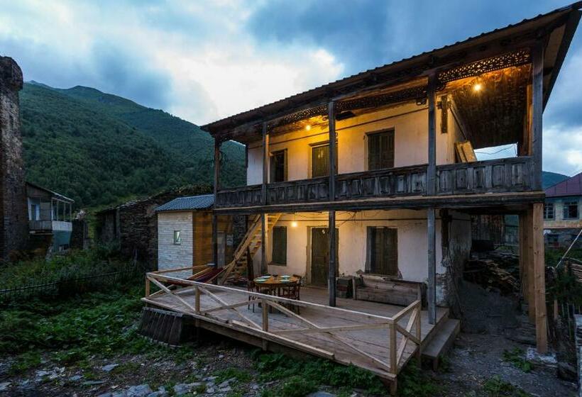 اتاق استاندارد چهار تخته, Agra Ushguli