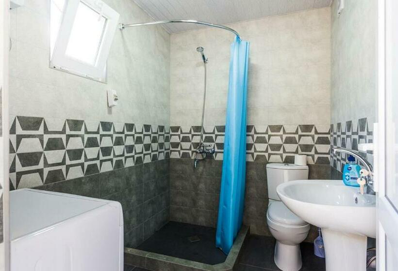 اتاق استاندارد چهار تخته, Agra Ushguli