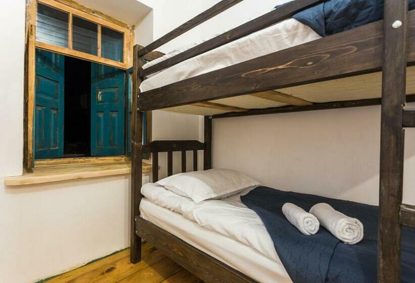 اتاق استاندارد چهار تخته, Agra Ushguli