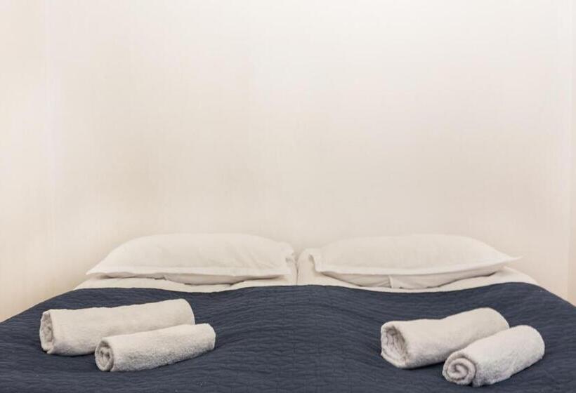 اتاق استاندارد چهار تخته, Agra Ushguli