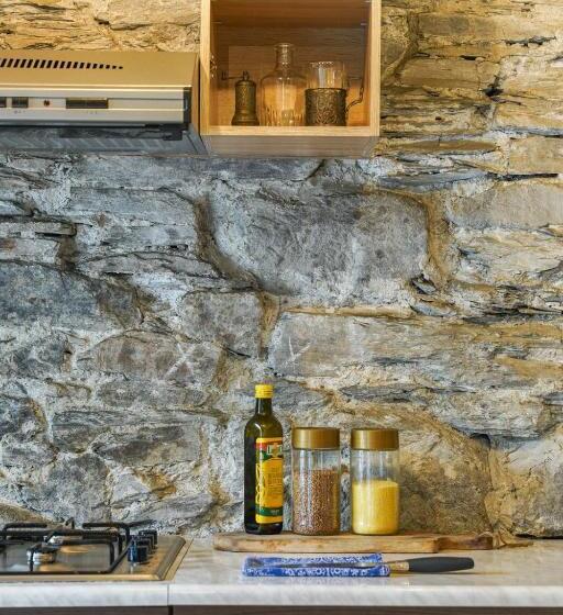 اتاق استاندارد چهار تخته, Agra Ushguli