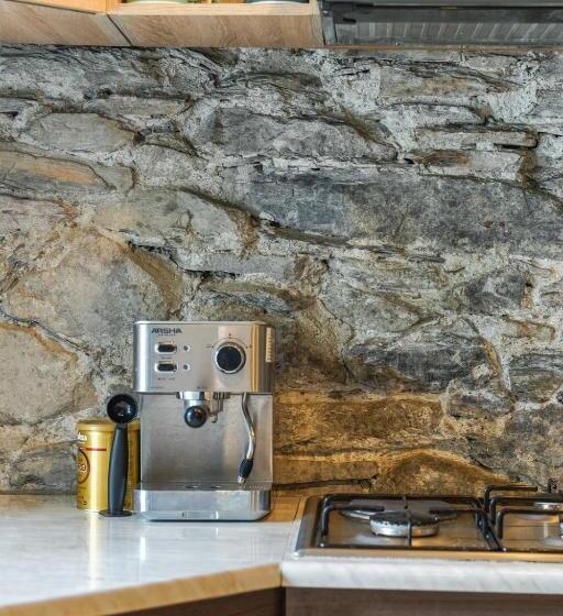 اتاق استاندارد چهار تخته, Agra Ushguli