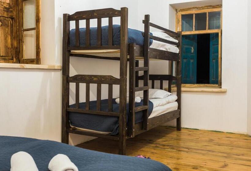 اتاق استاندارد چهار تخته, Agra Ushguli