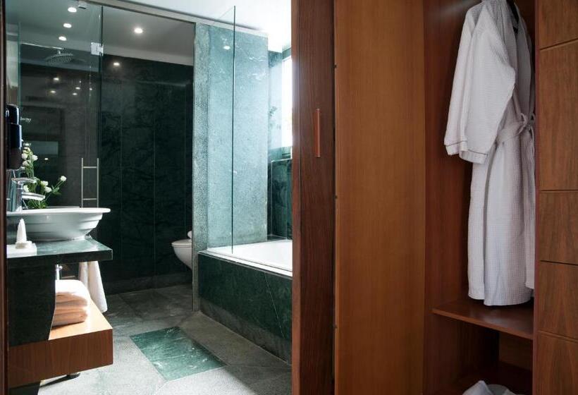 جناح جونيور, Athenaeum Eridanus Luxury