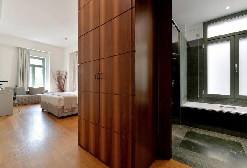 جناح جونيور, Athenaeum Eridanus Luxury