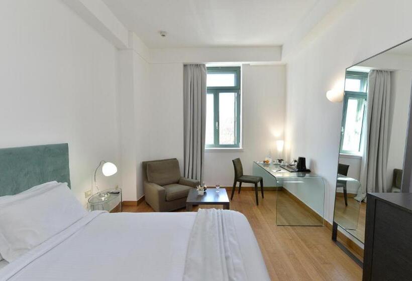 جناح جونيور, Athenaeum Eridanus Luxury